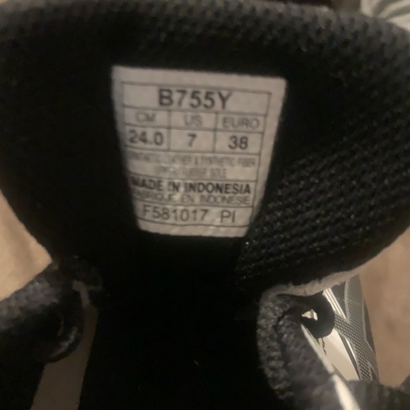 Women’s Shoes ASICS Size 7 Make a OFFER!! - Picture 5 of 6